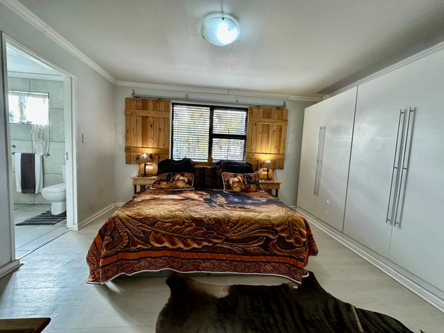 5 Bedroom Property for Sale in Loucharmante Western Cape